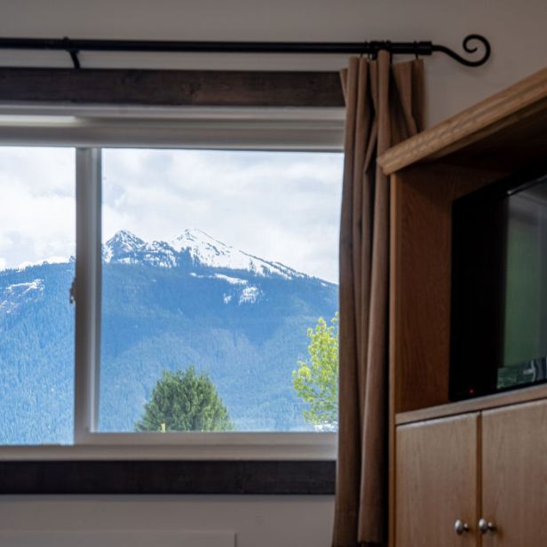 Swiss_Chalet_Motel-Mackenzie_Room (1)