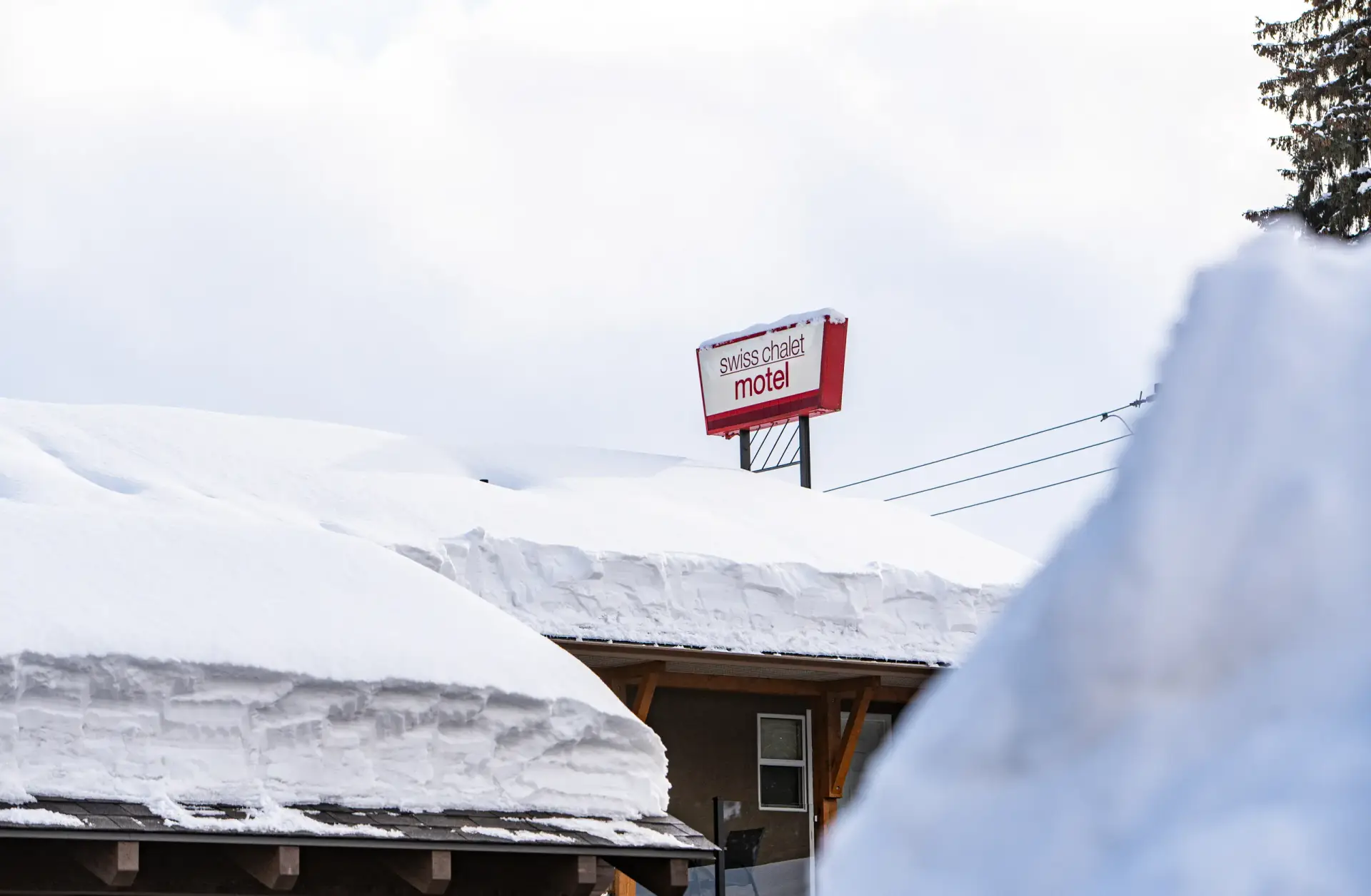 swiss-chalet-motel-2025-winter-14