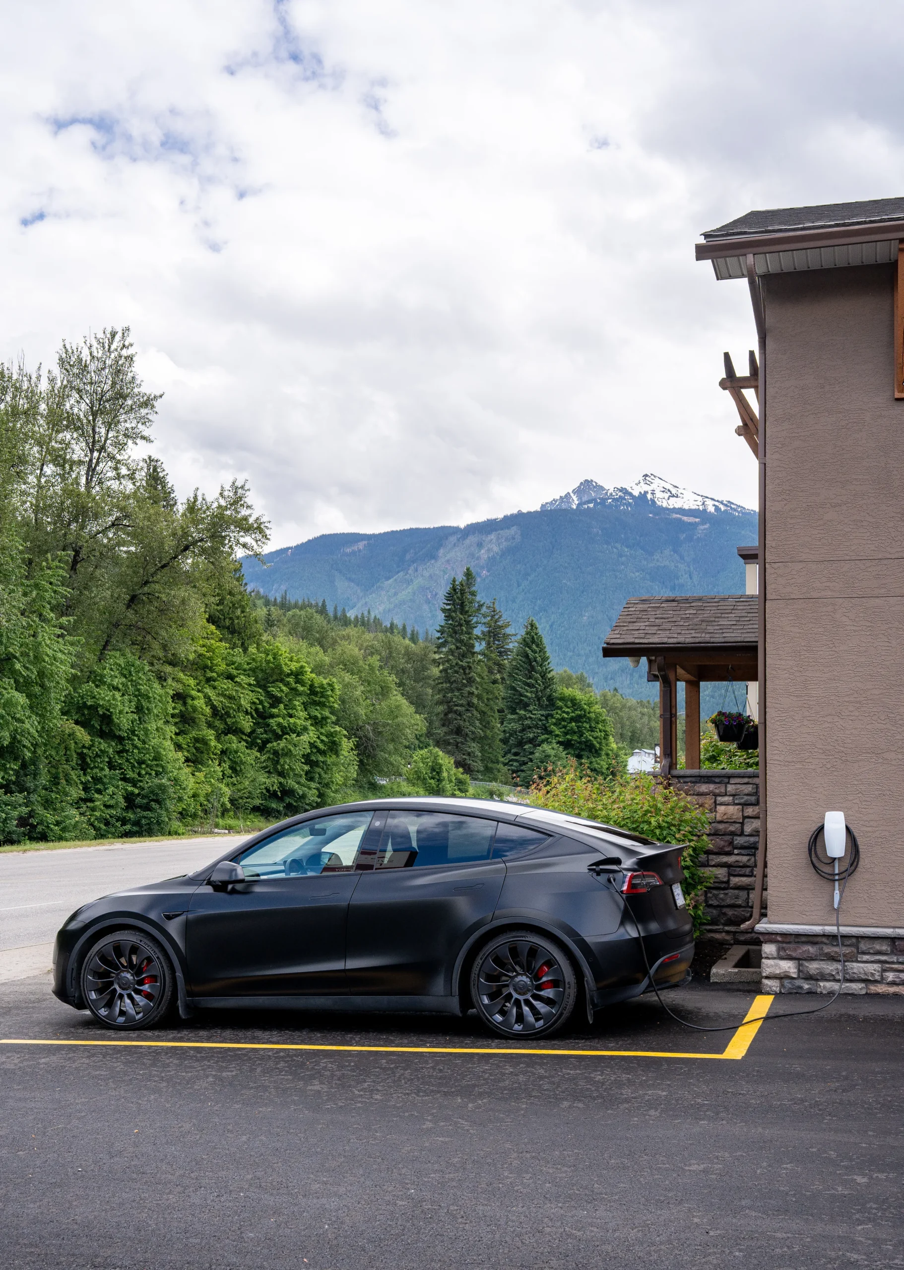 swiss chalet motel exterior ev charging 19 scaled